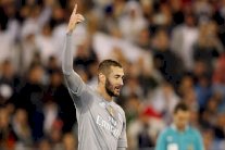 وكيل بنزيمة يؤكد بقائه في ريال مدريد