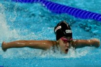 الطفلة البحرينية تحسن رقمها في سباق 50 م حرة