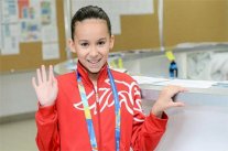 طفلة بحرينية تخطف الأضواء في بطولة العالم للسباحة