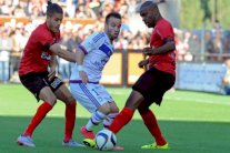 بوفو يقود ليون إلى فوز صعب على فريقه السابق غانغان