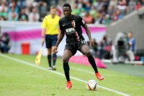 تشلسي يعزز دفاعه بالدولي الغاني بابا من أوغسبورغ