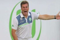 مدرب فولفسبورغ يمدد عقده عامين إضافيين