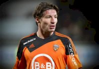 الدولي الجزائري مهدي مصطفى الى باستيا