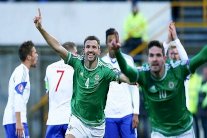 إيرلندا الشمالية تتصدر المجموعة السادسة