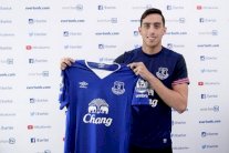 إيفرتون يعزز دفاعه بالأرجنتيني فونيس