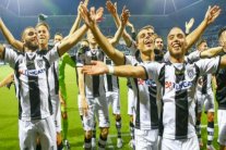 هيراكليس وفيينورد على بعد نقطة من أياكس أمستردام