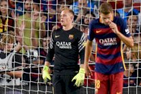 حارس برشلونة يتحدى الجميع ويرفض تغيير أسلوبه الحالي!