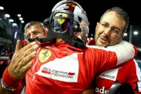 فيتل يضع حداً لهيمنة هاميلتون في التجارب الرسمية