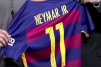 نيمار يهدي قميصه للمغربي مستور ويرحب بقدومه لليغا