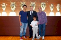 اللاجئ السوري أسامة ونجلاه في ضيافة رئيس ريال مدريد