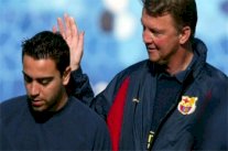 تشافي يكشف: تعرضت للإهانة من فان غال