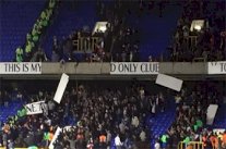 جماهير أرسنال تثير الشغب في ملعب توتنهام وتزيل لوحاته