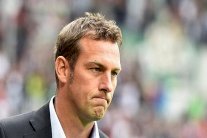 مونشنغلادباخ يؤكد اهتمامه بمدرب أوغسبورغ