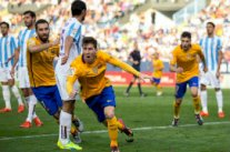 قطبا مانشستر يتعثران وليستر سيتي وبرشلونة في الصدارة