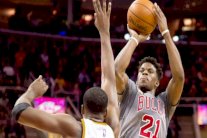 شيكاغو يسقط كليفلاند في أول مباراة لمدربه الجديد