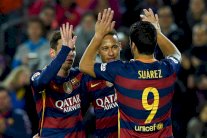 أتلتيكو يقبض بقوة على الصدارة وبرشلونة يطارده بفوز ساحق