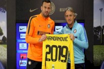 إنتر ميلان يمدد عقد حارسه هندانوفيتش حتى 2019