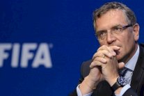 إقالة فالك الموقوف لتورطه ببيع تذاكر المونديال