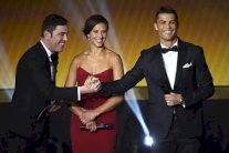 مقدم حفل الكرة الذهبية يطلب من رونالدو العودة إلى يونايتد