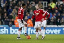 نيوكاسل يحرج مانشستر يونايتد ويزيد الضغط على فان غال