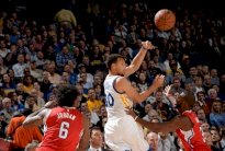 كوري يقود ووريرز إلى الفوز ال35 على التوالي على أرضه