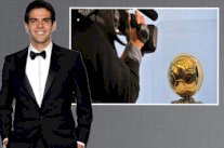 كاكا يتولى تسليم جائزة 