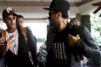 ملاسنة كلامية حادة بين كريستيانو وألفيس في حفل الفيفا!