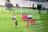 أطفال اليابان يبدعون في تسديد ركلة حرة بطريقة غريبة 