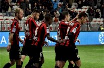 نيس يقلب تخلفه إلى فوز على انجيه في الدوري الفرنسي