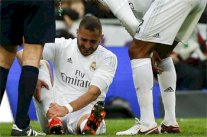 بنزيما أصيب بعد تداخل على الكرة مع زميله خاميس رودريغيز