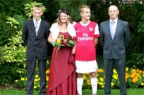 شاب انكليزي يحتفل بزفافه مرتدياً لباس نادي آرسنال