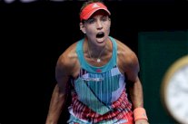 كيربر تقصي ازارنكا وكونتا تعادل انجازا بريطانيا صامدا منذ 39 عاما