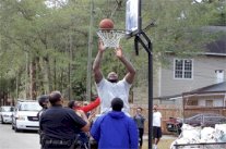 شاكيل أونيل يتآمر مع الشرطة لمفاجأة أطفال يلعبون كرة السلة