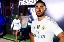 مصارع جزائري يصعد حلبة النزال مرتدياً قميص بنزيمة