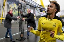 جماهير بروسيا دورتموند تكرم أوباميانغ بتمثال