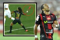 على طريقة أردا... لاعب قذف منافسه بالحذاء انتقاماً منه!