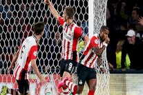 إيندهوفن ينتزع صدارة الدوري الهولندي مؤقتاً