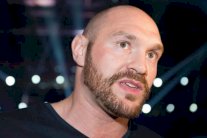 بطل العالم في الوزن الثقيل للملاكمة يعلن أنه 