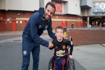 لفتة إنسانية من ماتا تجاه طفل معاق من أنصار يونايتد