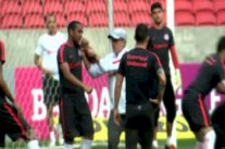 لاعب مانشستر يونايتد سابقاً يعتدي على زميله ويُسيل دمه!