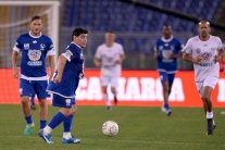 أصدقاء رونالدينيو يهزمون أصدقاء مارادونا وتوتي في 