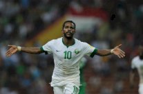 السعودية تلحق بالإمارات خسارة مؤلمة وتنفرد بالصدارة