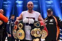 إيقاف الملاكم البريطاني فيوري احتياطياً