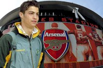 مفاجأة: رونالدو كان قريباً من اللعب لآرسنال قبل التحاقه بمانشستر يونايتد