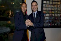 رسمياً.. نيمار يمدد عقده مع برشلونة حتى 2021