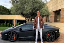 سخرية من رونالدو بسبب طريقة استعراضه لسيارته الجديدة