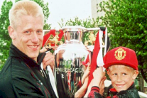 صحفي يثير غضب كاسبر شمايكل بسبب مقارنته مع والده