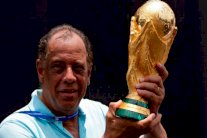 وفاة كارلوس ألبرتو توريس قائد منتخب البرازيل عام 1970