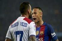 نيمار يشتبك مع مدافع غرناطة داخل الملعب وخارجه