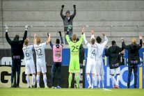 مشجعٌ وحيدٌ يساند فريقه من المدرجات في الدوري السويدي